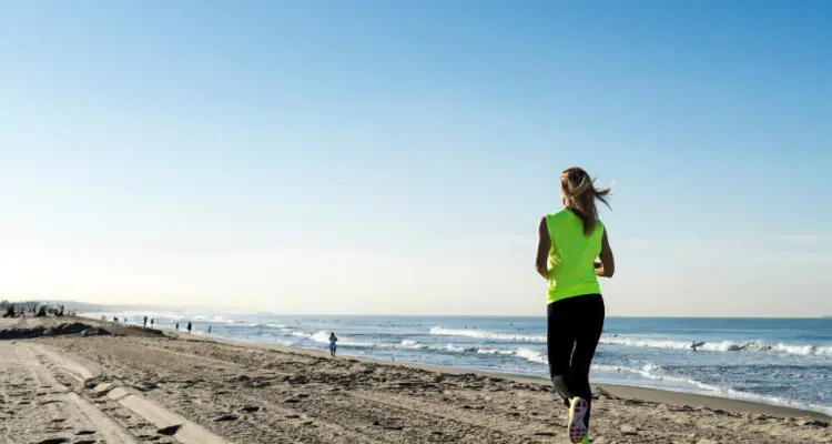 Runpedia_Correr en la Playa Beneficios para tu Cuerpo y Mente