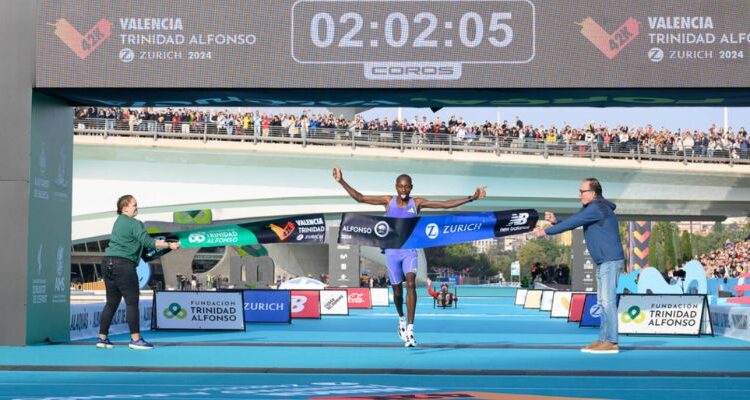 Runpedia_Sebastian Sawe logra la mejor marca mundial del año (20205) en el Maratón Valencia más emotivo.