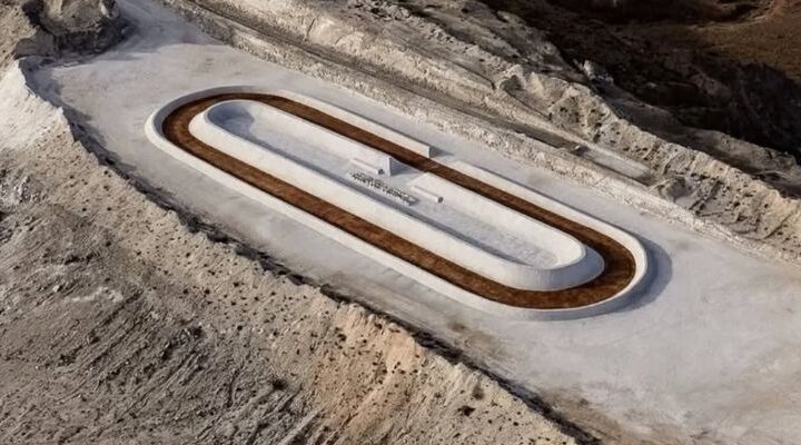 runpedia_adidas construyó una pista para correr en una mina activa en Nuevo México.