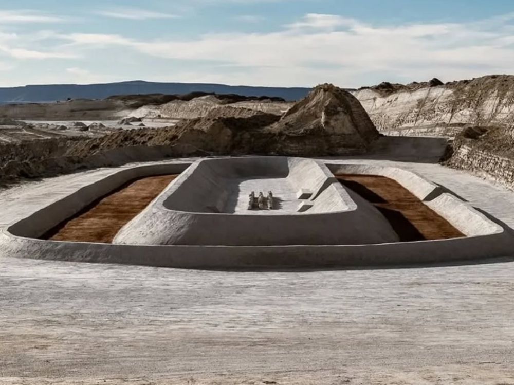 runpedia_adidas construyó una pista para correr en una mina activa en Nuevo México. 