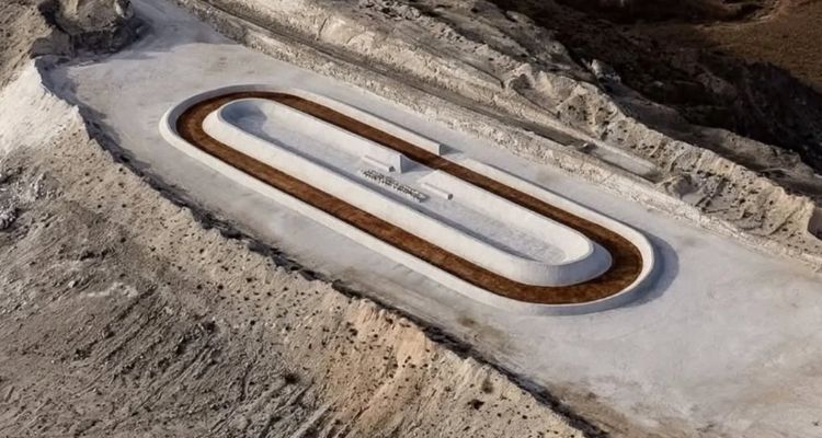 runpedia_adidas construyó una pista para correr en una mina activa en Nuevo México.